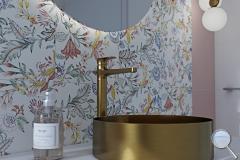 Koupelna Dom Kipling růžová 1 - koupelna-kipling-ruzova-kvetinovy-vzor-mramor-se-sprchovym-koutem-002